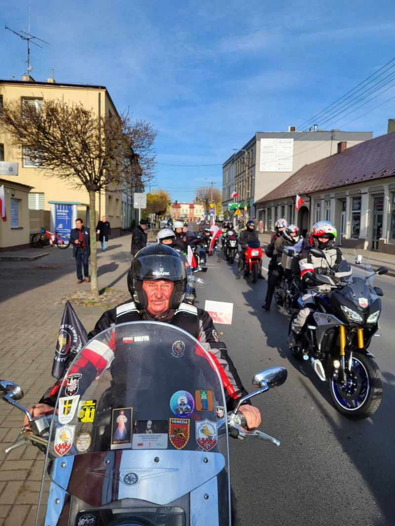 Motocykliści ze Zduńskiej Woli świętują Dzień Niepodległości